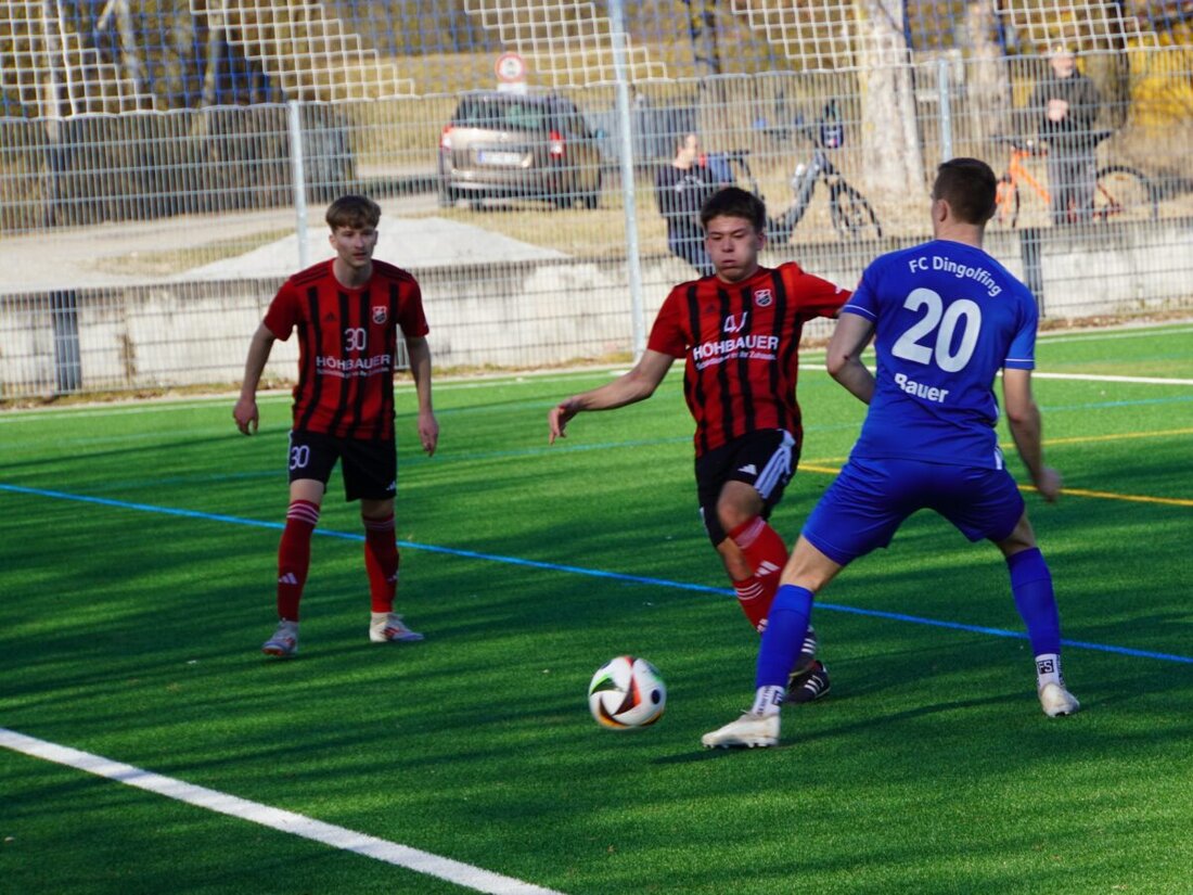 Luhe-Wildenau. Auf dem Kunstrasenplatz des FC Dingolfing, der aufgrund der Unbespielbarkeit des Stadionrasens genutzt werden musste, begegneten sich der FC Dingolfing und der SC Luhe-Wildenau in einem packenden Landesliga-Duell am 24. Spieltag.