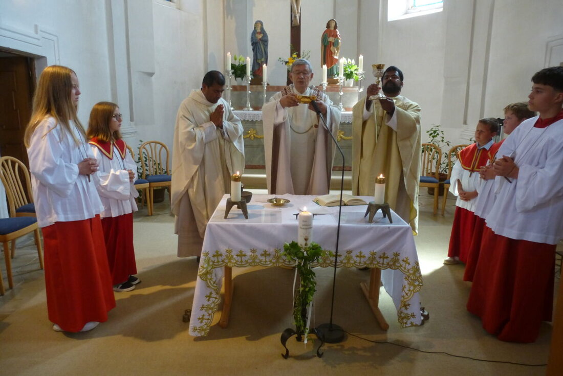 Weiherhammer. Josef Häusler feierte mit Familie und Gemeinde in Weiherhammer sein 50-jähriges Priesterjubiläum. Er dankte für die vergangenen Jahrzehnte im Dienst Gottes und der Menschen, geprägt von tiefem Glauben und Einsatz.