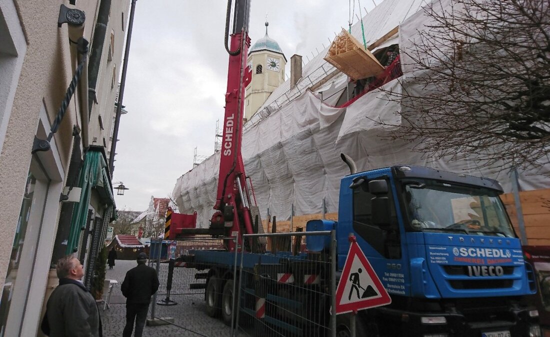 Weiden. Das Alte Rathaus ist da wo es hingehört: Im Alten Rathaus. Zur Erklärung: Auch das Dachstuhlmodell aus Holz von Zimmerermeister Josef Hauer in Parkstein ist jetzt im Herzen der [&hellip;]
