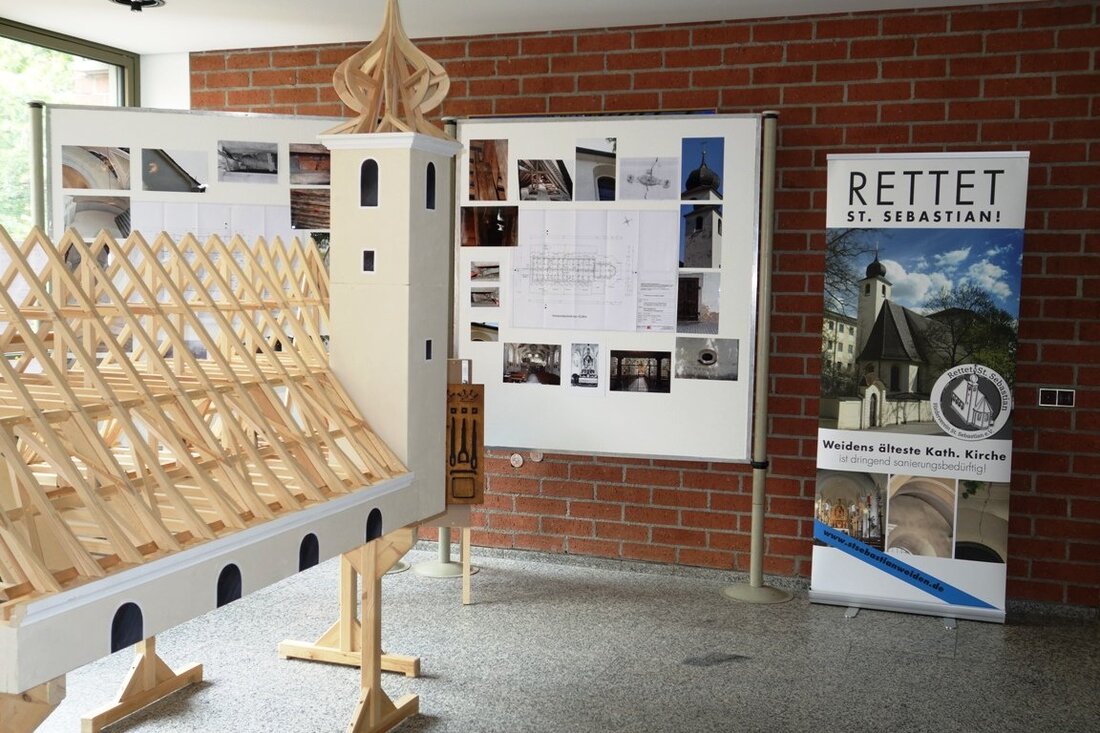 Weiden. Gemeinsam mit zahlreichen Gästen eröffnete Bürgermeister Jens Meyer die Ausstellung des Dachstuhlmodells der Kirche St. Sebastian im Foyer des Neuen Rathauses. “Aus dieser Ausstellung spricht die Leidenschaft für das [&hellip;]