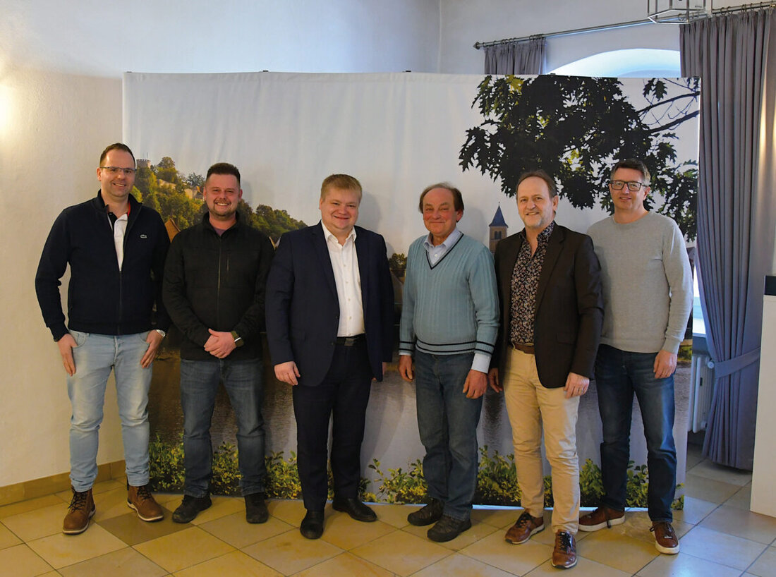 Burglengenfeld. Josef Hofmann wurde für 35 Jahre im öffentlichen Dienst geehrt und wird seinen Nachfolger einarbeiten, bevor er in den Ruhestand geht.