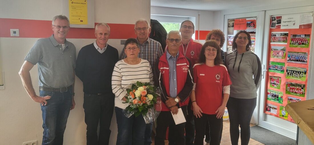 Flossenbürg. Josef Käs wurde von den Mitgliedern der Siedlergemeinschaft Flossenbürg und der TSV-Sparte Turnen für sein jahrzehntelanges Engagement geehrt. Er erhielt bereits Anfang Mai das Ehrenzeichen des Bayerischen Ministerpräsidenten.