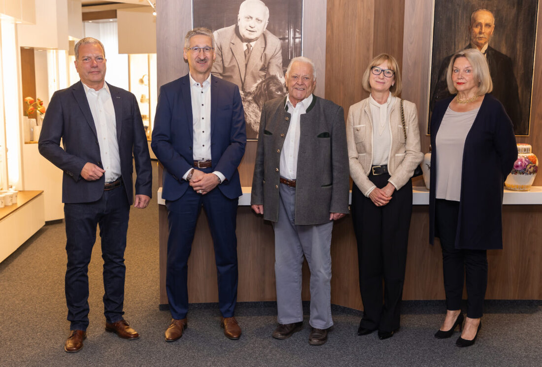 Weiden. Josef Kallmeier, langjähriger Geschäftsführer von Seltmann Weiden, wurde im Mai 2025 nach 35-jähriger Tätigkeit in den Ruhestand verabschiedet. Er bleibt dem Unternehmen jedoch beratend erhalten.