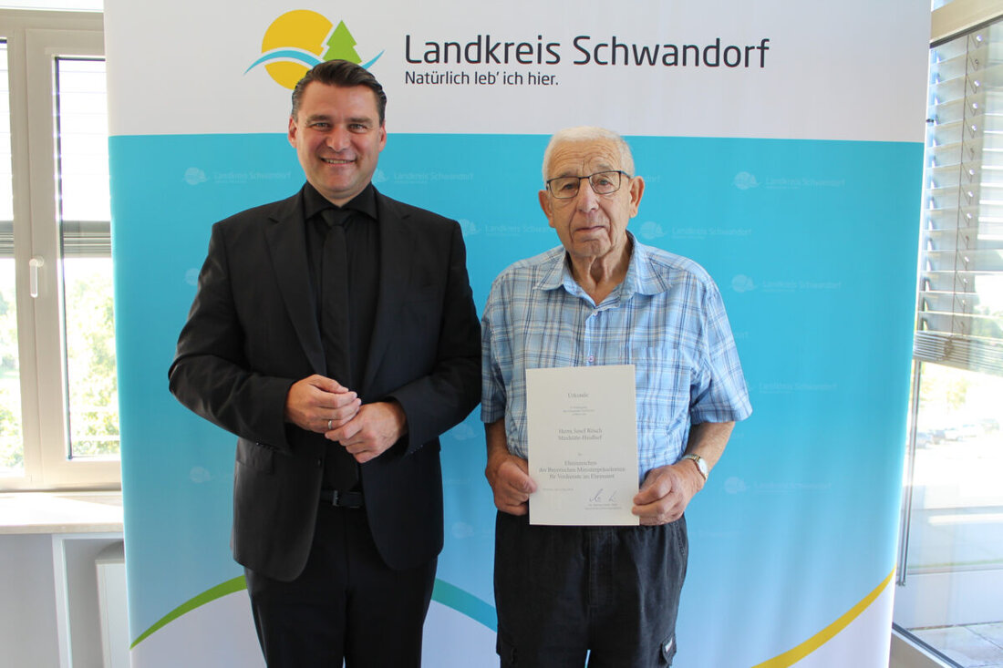 Schwandorf. Josef Rösch wurde vom Landrat Thomas Ebeling für sein langjähriges ehrenamtliches Engagement mit dem Ehrenzeichen des Bayerischen Ministerpräsidenten ausgezeichnet.