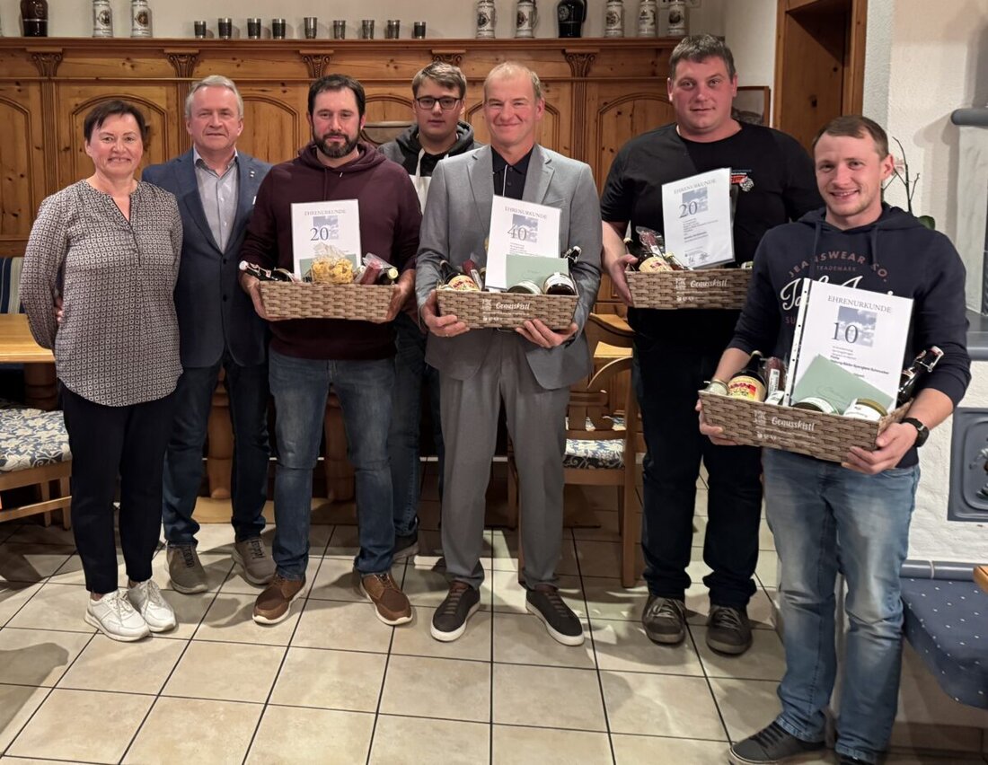 Waidhaus. Die Josef Schmucker Heizung-Solar-Bäder-Spenglerei blickt in diesen Tagen auf 115 Jahre erfolgreiche Firmengeschichte zurück. Im Rahmen einer Feierstunde am Kirchweihmontag im Gasthaus der Familie Mack in Frankenreuth hat Inhaber Josef Schmucker Mitarbeiter für langjährige Betriebszugehörigkeit ausgezeichnet.