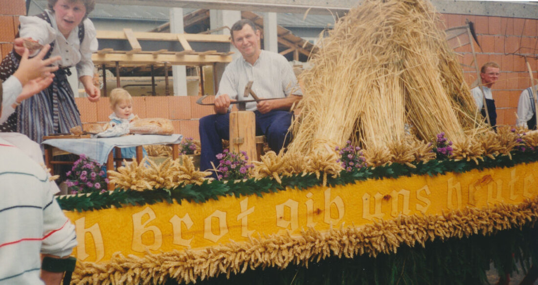 Kastl. Josef und Betty Weidner werden als Austragsehepaar beim historischen Erntedankzug am 14. September 2025 mitfahren, ein Ehrenplatz, der ihre tiefe Verbundenheit und ihren Einsatz in der Gemeinschaft würdigt.