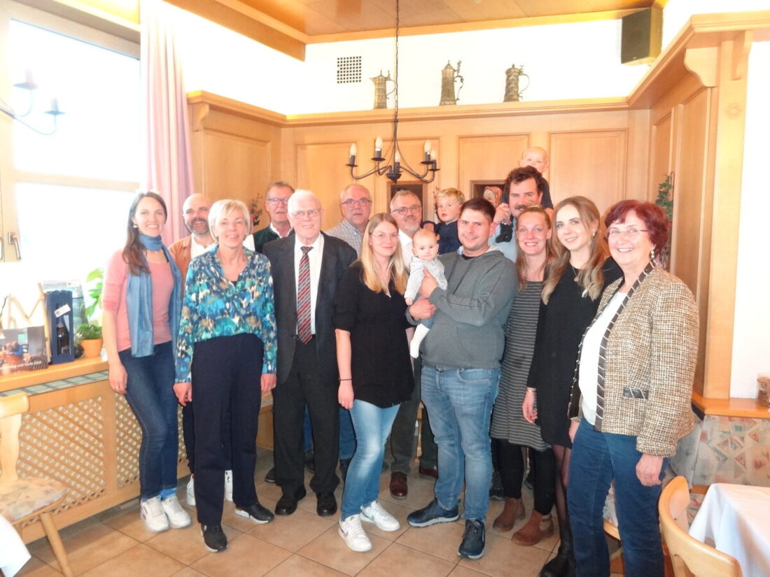 Leuchtenberg. Josef Winter feierte mit über 80 Gästen musikalisch seinen 85. Geburtstag und wurde für sein vielfältiges ehrenamtliches Engagement geehrt.