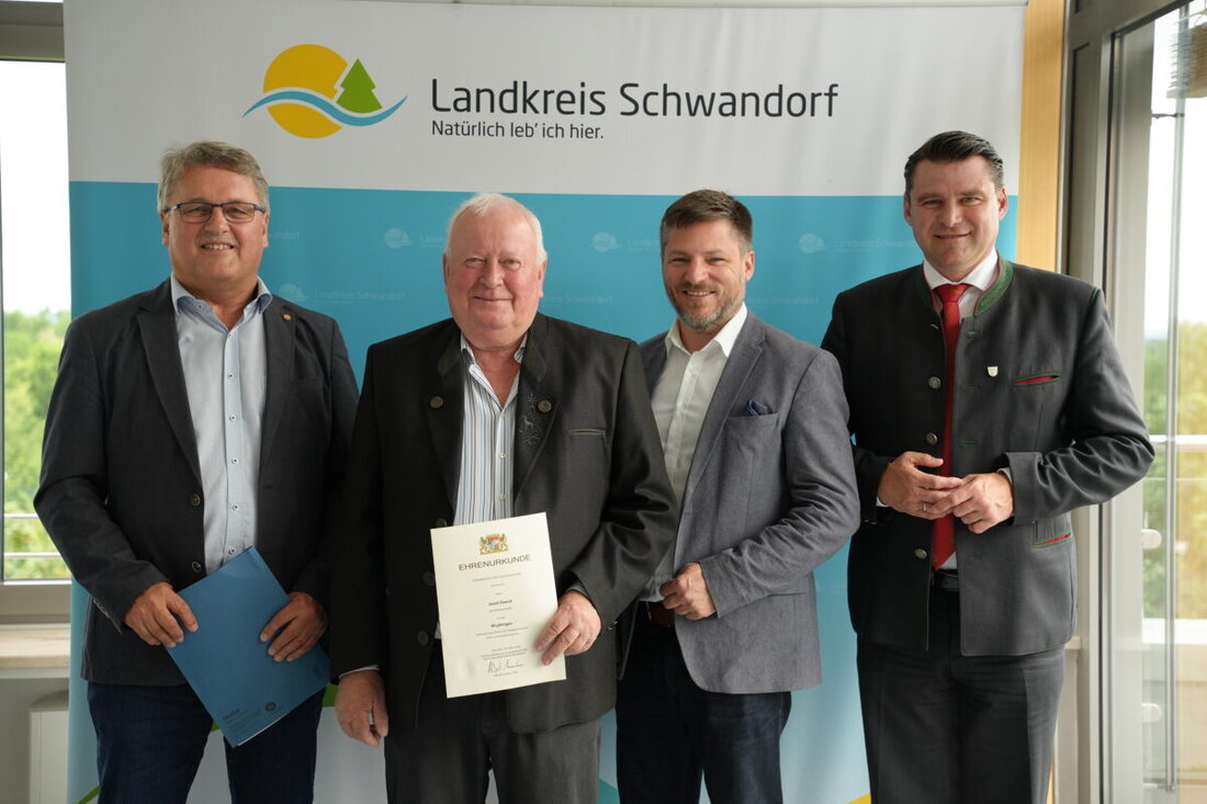 Schwarzenfeld. Josef Zweck wurde für sein 40-jähriges Wirken als Feldgeschworener geehrt. Diese Ehrung wurde von Landrat Thomas Ebeling im Auftrag des bayerischen Staatsministers überreicht.