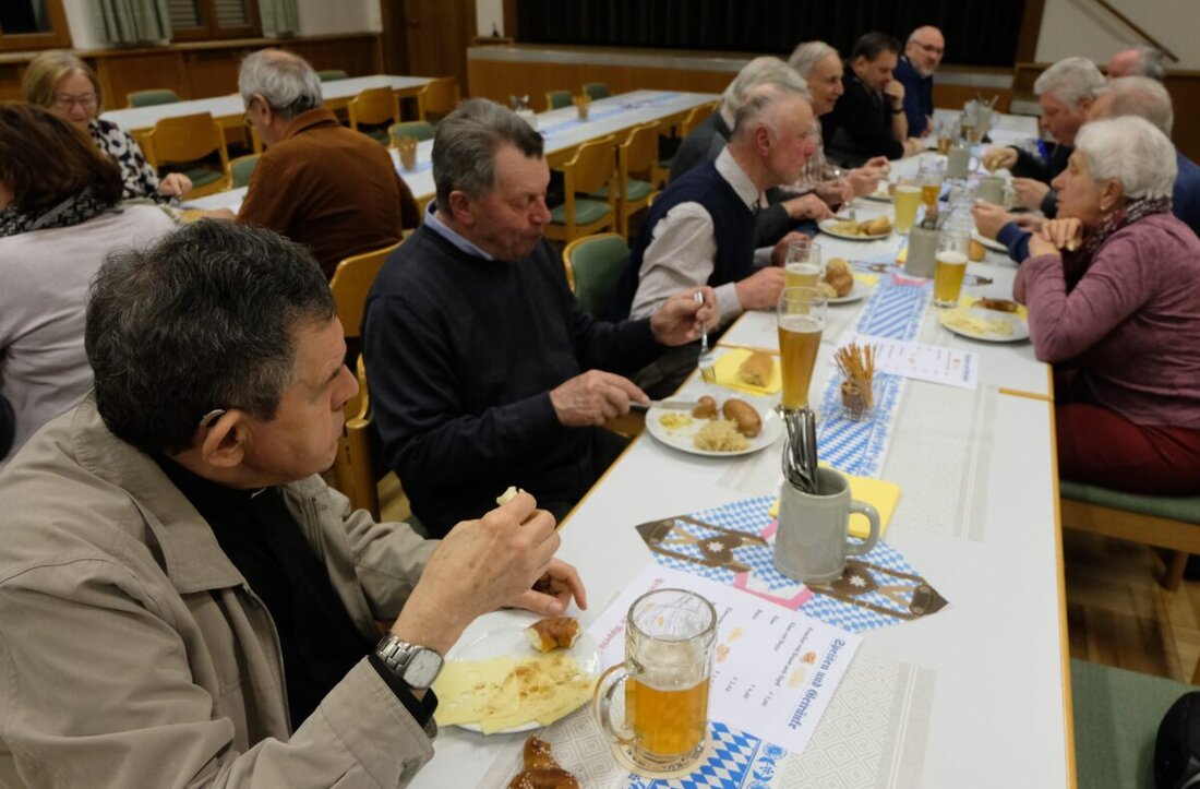 Floß. Der Katholische Männerverein Floß zelebrierte traditionell die Josefifeier, einst ein gesetzlicher Feiertag mit Prozession und Festzug. Aktuell umfassen die Feierlichkeiten einen Gottesdienst und gemütliches Zusammensein im Pfarrheim St. Josef.