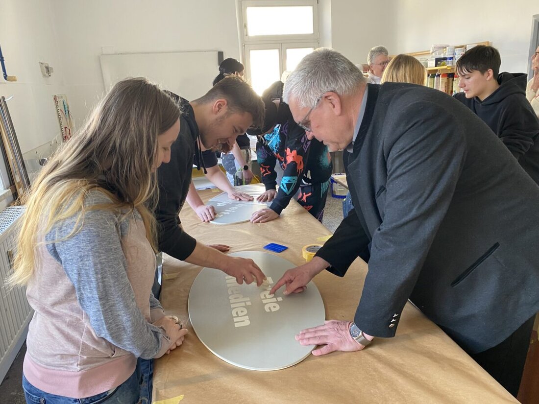 Regensburg. Beim Josefstag 2025 engagierten sich junge Menschen im Haus des Guten Hirten in Regensburg für Demokratie und Mitbestimmung. Sie sprühten Demokratiebegriffe in einer Werkstatt und stellten die Kunstwerke aus.