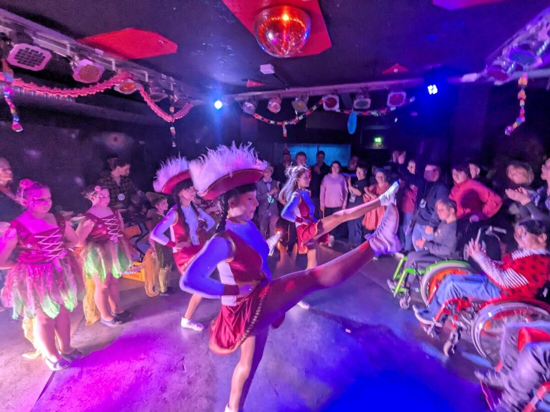 Weiden. Beim JuZ-Club-Fasching im Jugendzentrum feierten Menschen mit und ohne Behinderung. DJ Paulina und Auftritte der Narrhalla waren die Höhepunkte.