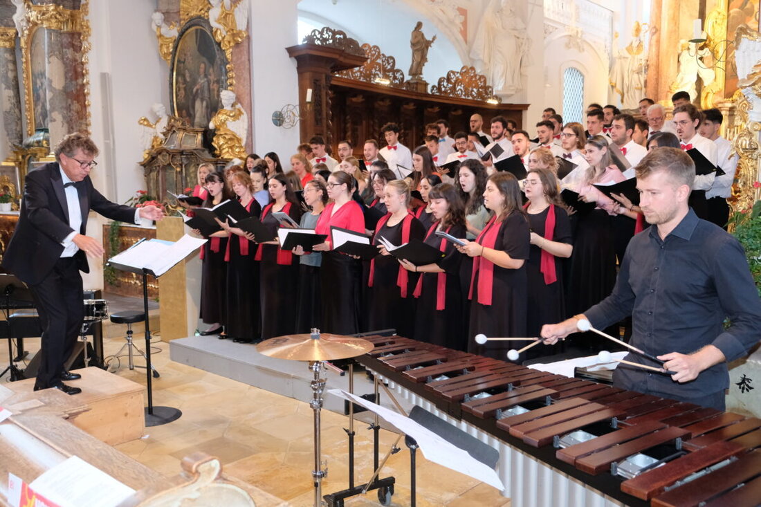 Speinshart. Beim Jubiläumskonzert "Epochal" beeindruckten junge Chöre aus Rumänien und Griechenland mit einem breiten Spektrum von Musikstilen. Über 200 Besucher feierten die Darbietungen mit stehenden Ovationen.