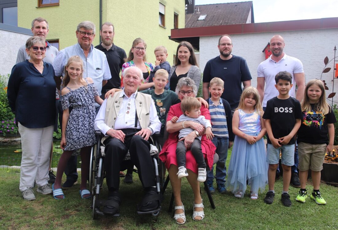 Etzenricht. Parallel zum Dorffest feierte Alois Böhm mit Großfamilie und Freunden seinen 90. Geburtstag. Der beliebte Kellner und Mister Bierfest arbeitete neben seinem Job in Weiden; seit 67 Jahren verheiratet.