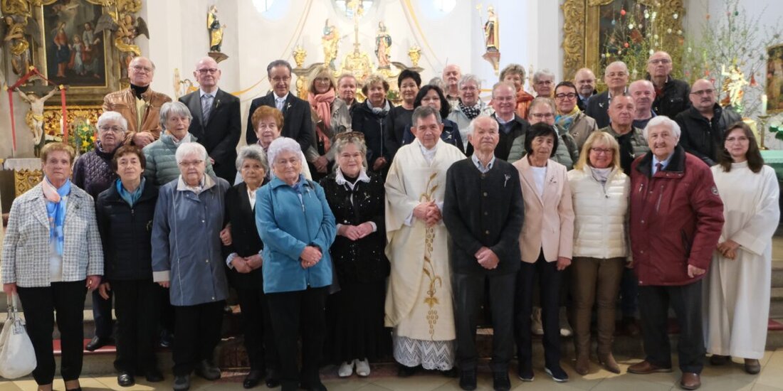 Floß. Am Weißen Sonntag feierte die Pfarrgemeinde St. Johannes der Täufer die Jubelkommunion mit 38 Jubilaren von 25 bis 80 Jahren. Pfarrer Max Früchtl und der Kirchenchor gestalteten den Festgottesdienst feierlich.