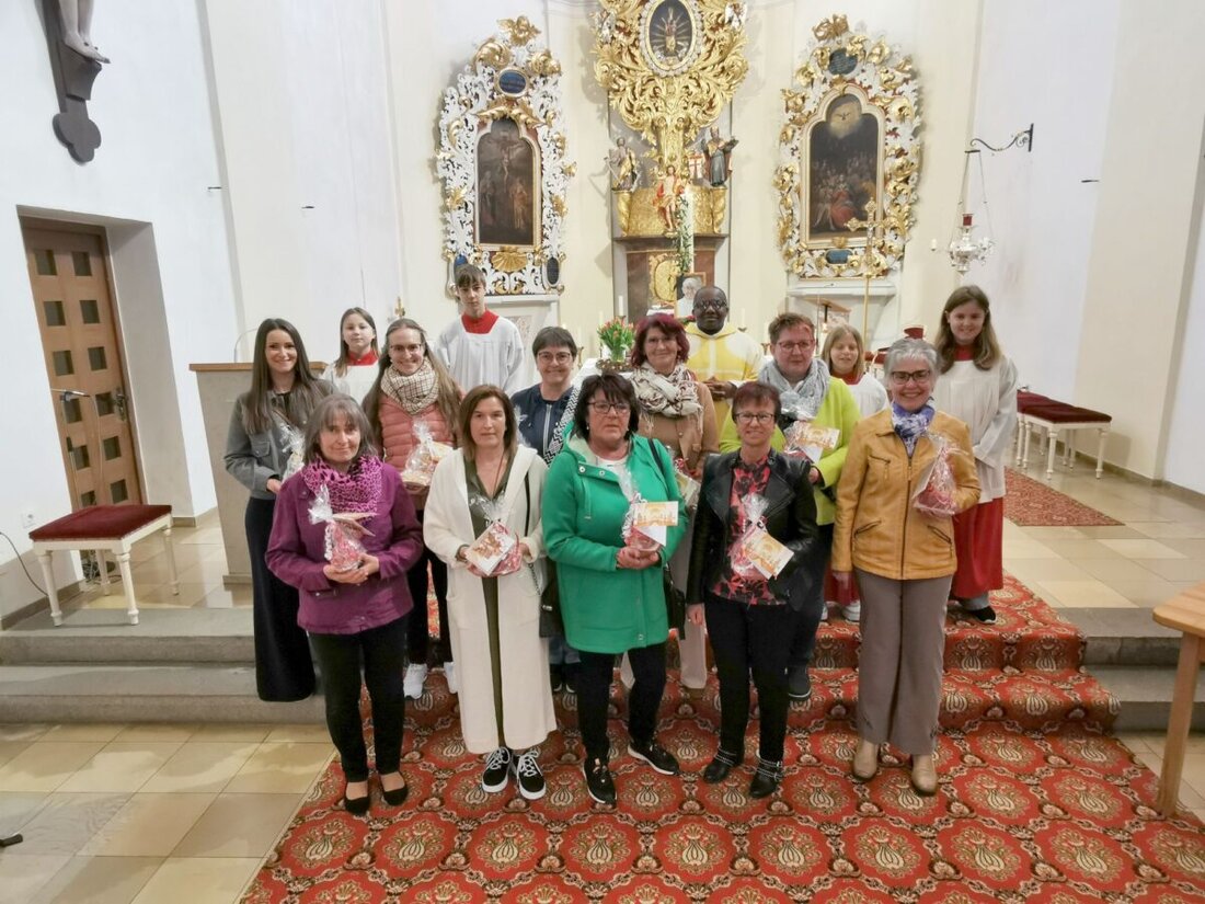 Eslarn. Kommunionkinder und Jubelkommunikanten feierten gemeinsam die Eucharistie in der "Mariä Himmelfahrt" Kirche. Die Feier inkludierte ein Gedenken ans 25- und 50-jährige Kommunionsjubiläum sowie die Übergabe weißer Kleider.