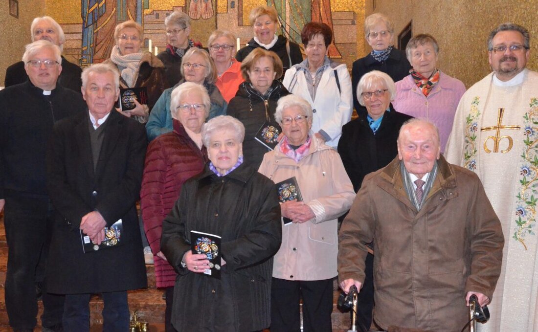 Weiden. In der Herz Jesu Kirche feiern 16 Männer und Frauen Jubelkommunion.