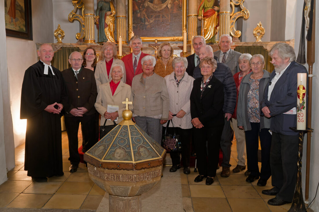 Kohlberg. Mit einem festlichen Gottesdienst feierten 15 Jubelkonfirmanden in der Nikolauskirche ihre Einsegnungsjubiläen – getragen vom Leitgedanken Vertrauen und Vergebung, mit Eichen- und Kronjuwelenkonfirmation.