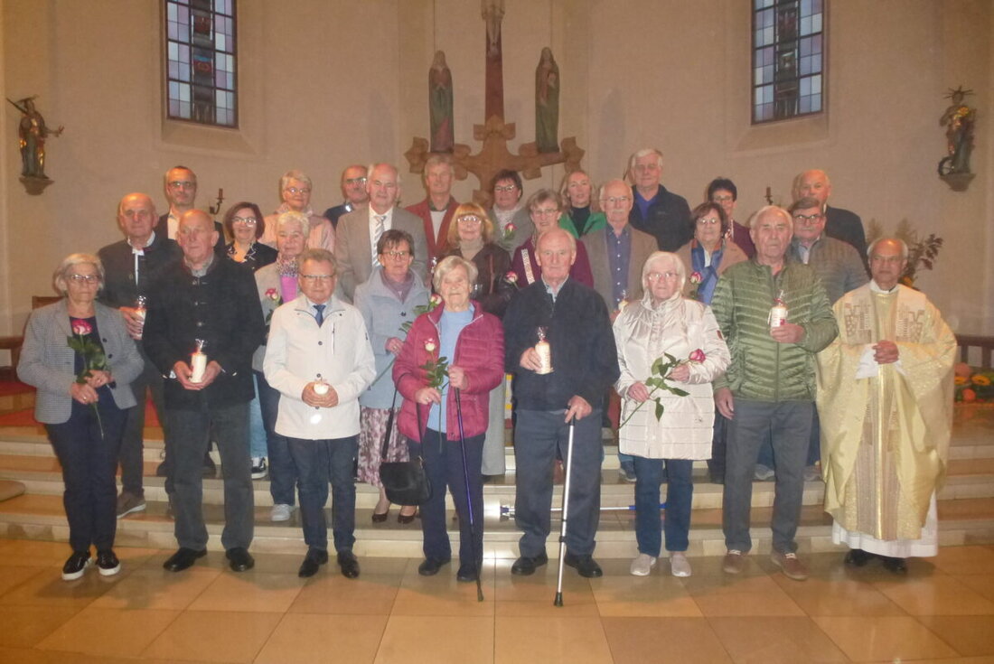 Weiherhammer. 13 Ehepaare dankten am 11. Oktober in der Pfarrkirche für 25 bis 65 gemeinsame Jahre, begleitet von Chor, Weihrauchritus und Einzelsegen.