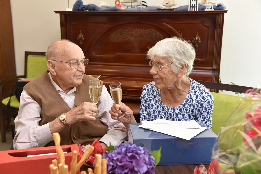 Weiden. Aus einer Liebe, die sich vor 65 Jahren entwickelte, wurde eine starke Ehegemeinschaft. Seit dieser Zeit gehen Elfriede und Reinhold Friedemann „eisern“ durch dick und dünn. Jetzt feierten beide [&hellip;]