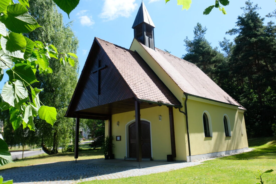 Apfelbach. Zum 30-jährigen Weihe-Jubiläum der Kreuz-Kapelle am 14. September 2025 plant der Kapellenbauverein ein großes Fest. Zahlreiche ehrenamtliche Helfer werden für ihren Einsatz geehrt, darunter auch Gründungsmitglied Monsignore Andreas Uschold.