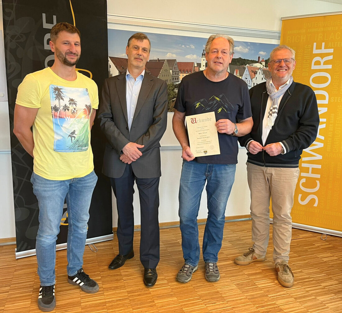 Schwandorf. Seit einem Vierteljahrhundert sorgt Martin Glaab als Hausmeister an der Mittelschule im Ortsteil Dachelhofen für einen reibungslosen Ablauf im Schulalltag. Am 1. August durfte er sein 25-jähriges Dienstjubiläum feiern – ein bedeutender beruflicher Meilenstein, der im Amtszimmer von Oberbürgermeister Andreas Feller gewürdigt wurde.