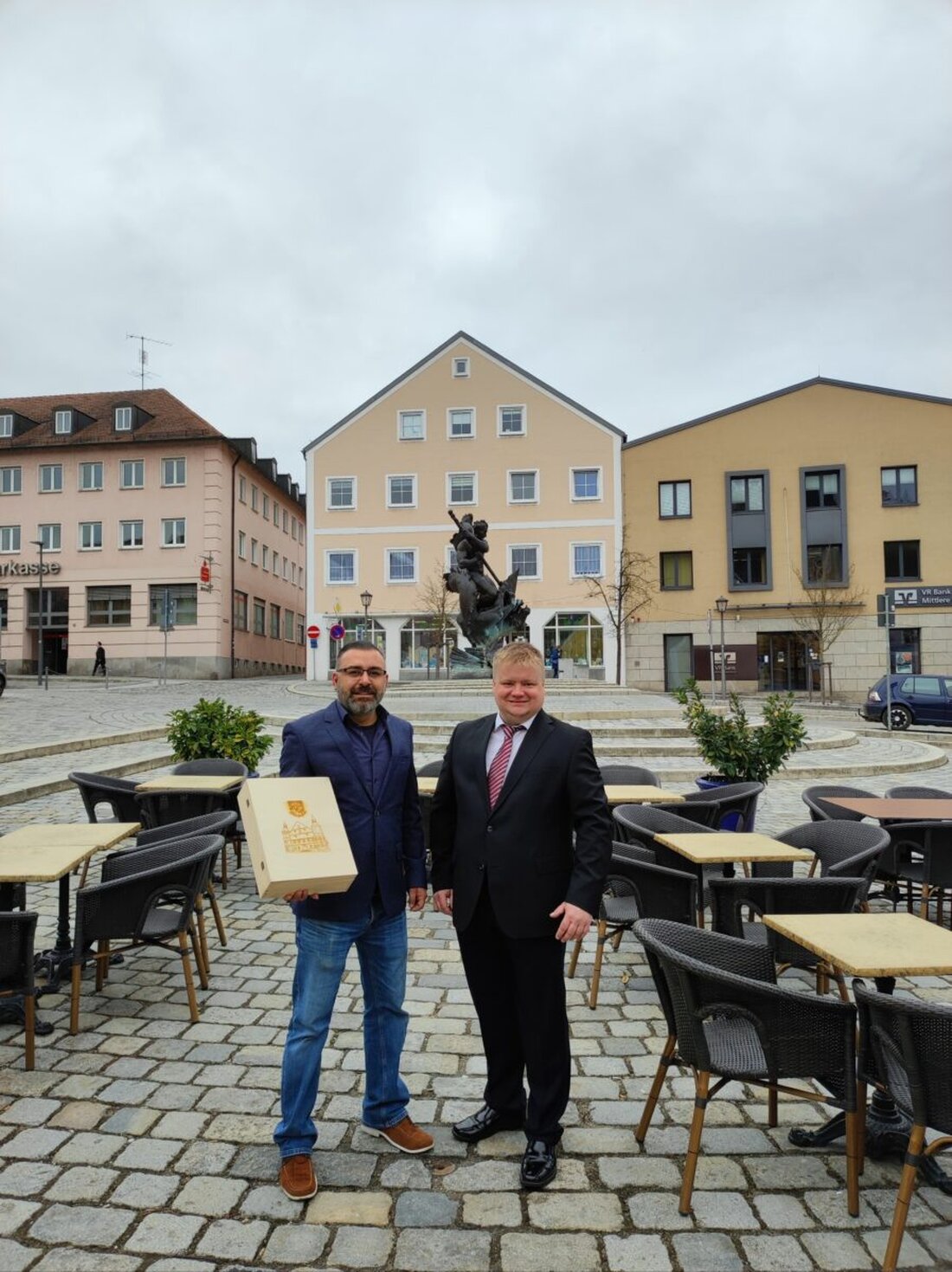 Burglengenfeld. Anfang April feierte Gastronom Imad Cheikho das 25-jährige Bestehen von Cheikho's und blickte mit Gästen auf die Entwicklung vom Familienbetrieb zum prägenden Ort am Marktplatz. Bürgermeister Gesche gratulierte.