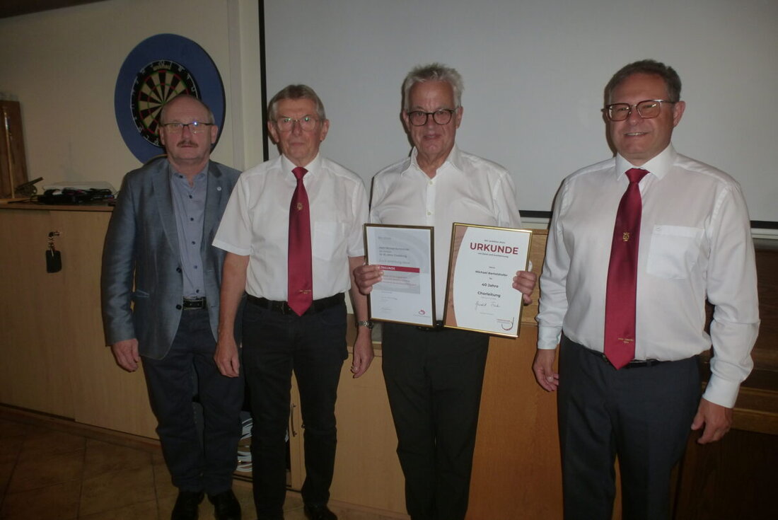 Weiherhammer. Mit einem Ehrenabend am Donnerstag, 10. September, im TSG-Sportheim würdigte der Männergesangverein 1914 Mantel die 40 Jahre Chorleitung von Michael Bertelshofer. Laudatoren hoben Erfolge seit 1986 hervor.