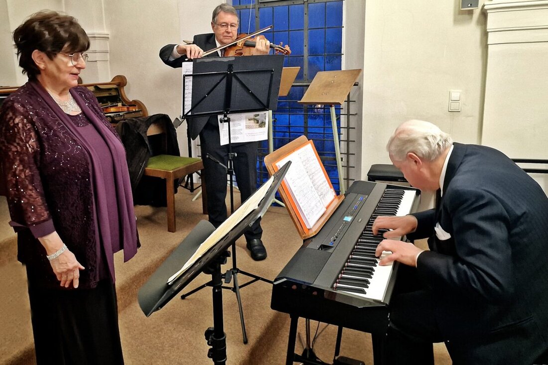 Neunkirchen. Ein weihnachtliches Benefiz- und Jubiläumskonzert in der St. Dionysius Kirche unterstützte das Hospiz St. Felix in Neustadt mit freiwilligen Spenden. Die Sopranistin Hildegard Zoltziar, begleitet von Andreas Kunz am Klavier und Orgel sowie Winfried Siller an der Violine, begeisterte das Publikum.