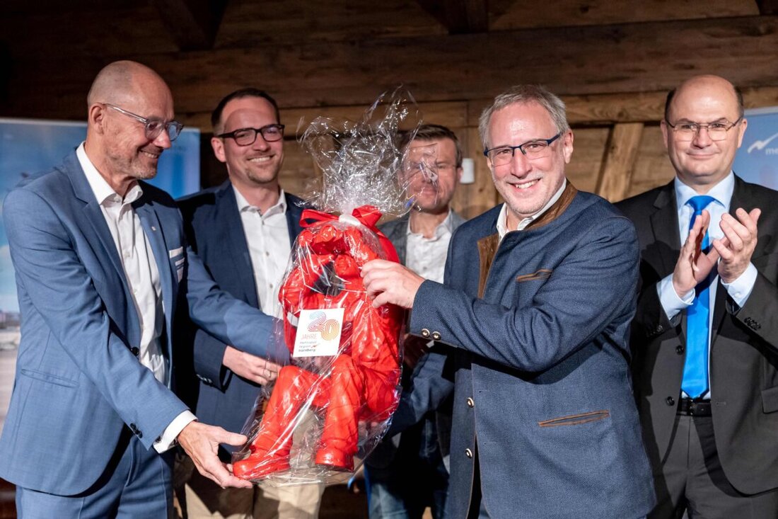 Nürnberg. In diesem Jahr gibt es doppelten Grund zum Feiern: Der Albrecht Dürer Airport Nürnberg wird 70, während die Metropolregion Nürnberg auf 20 Jahre erfolgreiche Zusammenarbeit zurückblickt. Das Zusammenspiel beider zeigt, wie erfolgreiche Regionalentwicklung gelingt, lobte der bayerische Finanz- und Heimatminister Albert Füracker beim Jubiläumsfest.