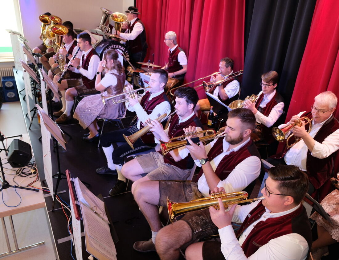 Speinshart. Die Klosterbläser feierten ihr zehnjähriges Bestehen mit einem mitreißenden Jubiläumskonzert voller böhmisch-bayerischer Blasmusik, Gesang von Eva Zeitler und Max Rodler und viel Beifall.