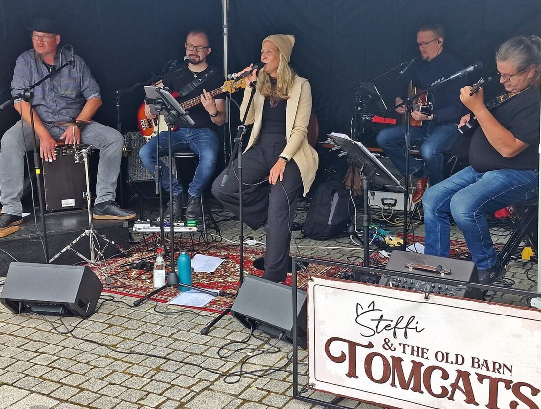 Pirk. Zum 20. Pirkerfest strömten trotz kühlem Morgen viele Gäste aus dem Ort und aus Weiden auf den Dorfplatz. Gottesdienst, viel Musik, starke Vereine und ein breites Essensangebot sorgten bis in den Abend für gute Stimmung.