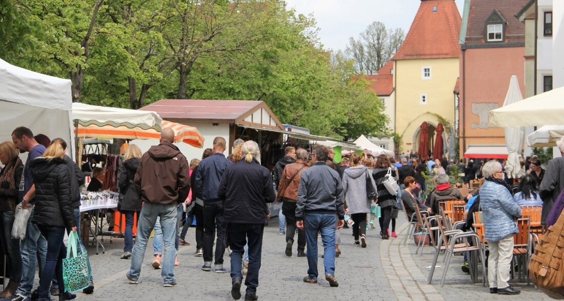 Weiden. Der Jubilatemarkt und Frühlingsangebote der Händler locken beim Verkaufsoffenen Sonntag die Besucher in die Innenstadt. Dabei wird es jede Menge zu entdecken geben.  Am 22. April heißt es “Rein [&hellip;]
