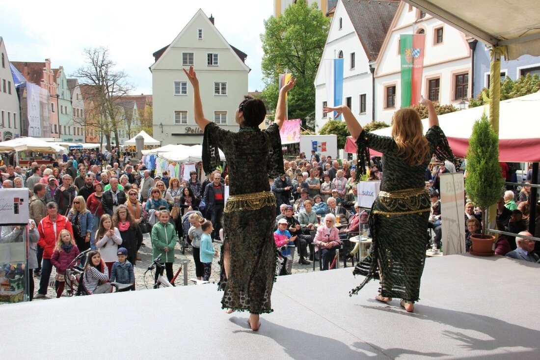 Weiden. Eine Vielzahl von Händlern lud am Verkaufsoffenen Sonntag zu einem Einkaufsbummel am Jubilatemarkt in die schöne Weidener Innenstadt ein. Es war die Hölle los – solange das Wetter mitspielte. Die gute [&hellip;]