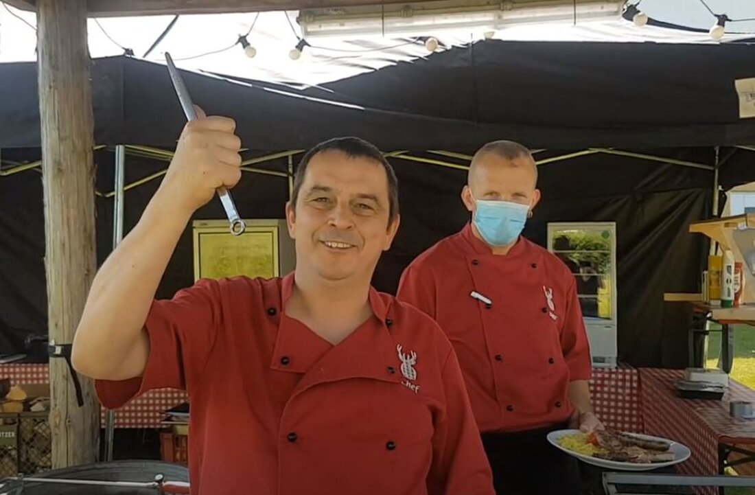Altenstadt/WN. Schluss mit Corona-Kochkurs-Videos: Koch Jürgen Füssl baut sich seine Outdoor-Küche in der Wirtschaft – ab jetzt wird hier gegrillt! Es kehrt wieder Leben im Wirtshaus ein.  https://www.youtube.com/watch?v=2ChLPuDnEPc Nach Renovierungsarbeiten [&hellip;]
