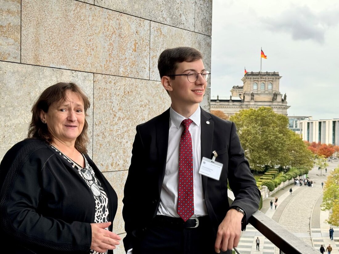 Berlin. Über 300 Jugendliche simulierten im Bundestag Politik beim Event "Jugend und Parlament". Gabriel Schoplocher aus Cham nahm auf Einladung von Marianne Schieder (SPD) teil, erlebte vier intensive Tage.