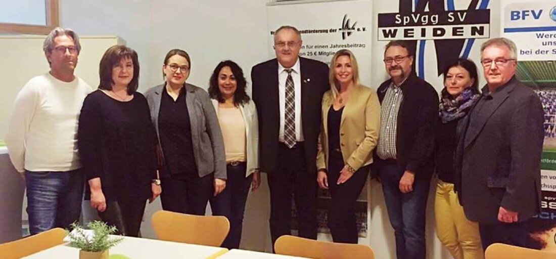 Weiden. Der Jugendförderverein der SpVgg SV Weiden hat seine Vorstandschaft neu gewählt. Eine echte Fußball-Mama ist neue Vorsitzende.  Der Jugendförderverein der SpVgg SV Weiden bekommt tatkräftige Unterstützung. Die Mitglieder wählten [&hellip;]