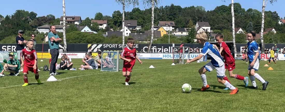 Rieden. Am Pfingstmontag findet das Edeka Wiesmeth-Nextgeneration-Cup Turnier mit über 30 Mannschaften und buntem Rahmenprogramm statt. Teilnahme von Teams u.a. der SpVgg Weiden, Eintritt frei.