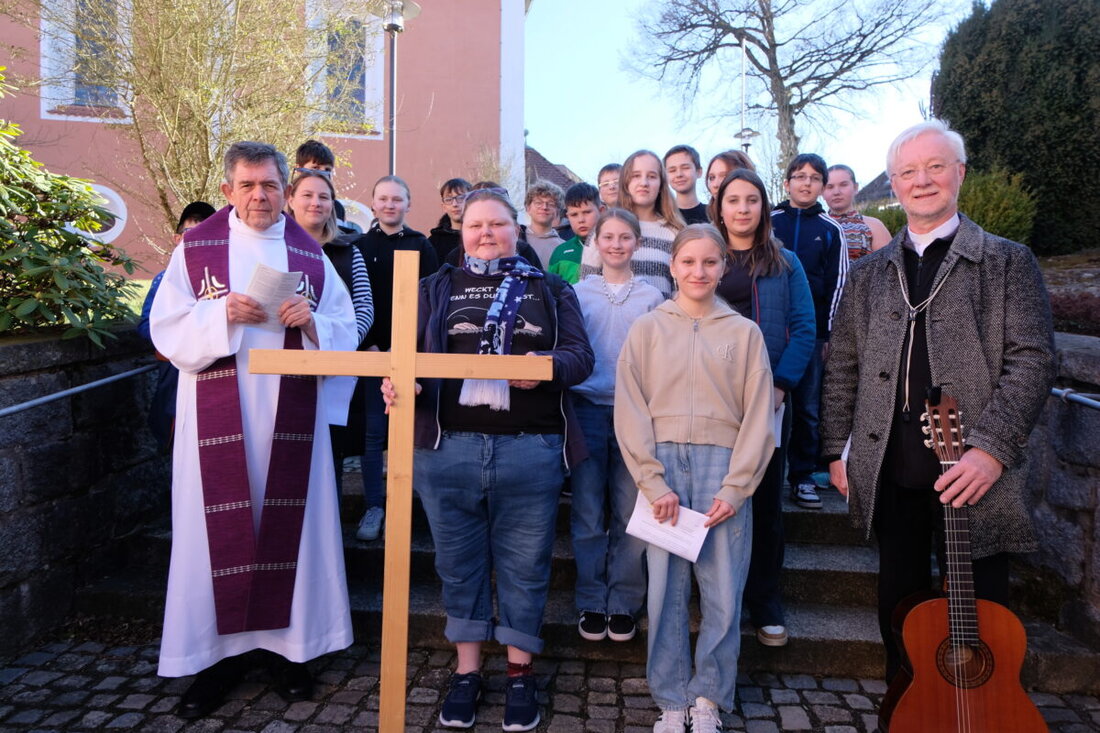 Floß. In der vierten Fastenwoche vereinten sich die Konfessionen zum ökumenischen Jugendkreuzweg mit dem Motto "Auf deinem Weg", einem Bekenntnis zu Gemeinschaft und ökumenischer Verbundenheit.