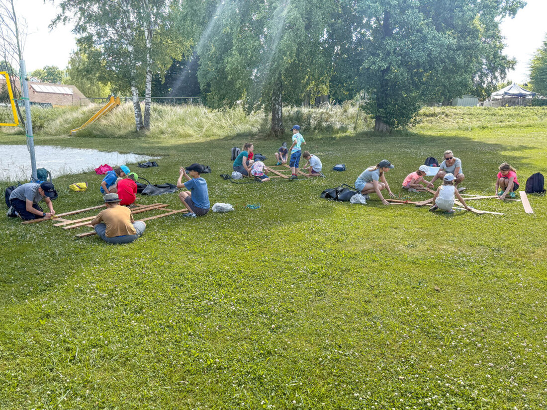 Krummennaab. Ein besonderes Erlebnis bot die kommunale Jugendarbeit Tirschenreuth kürzlich 14 Jugendlichen am idyllischen Erlenweiher in Thumsenreuth: Bei bestem Sommerwetter bauten sie unter Anleitung eigene Flöße – und stachen anschließend damit in See.
