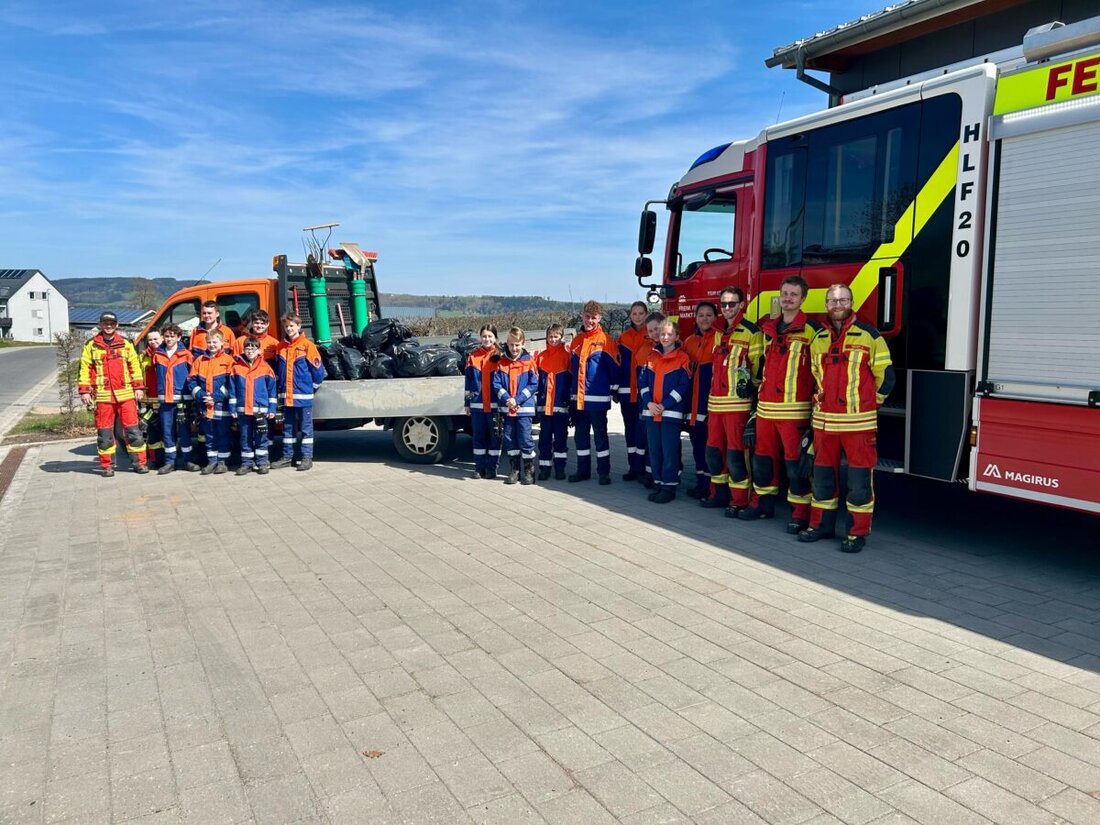 Parkstein/Weiden. Am Samstag trafen sich 14 Jugendliche und fünf Betreuer zur traditionellen Rama-Dama-Aktion, die seit vielen Jahren von verschiedenen Vereinen und Organisationen im Landkreis durchgeführt wird. In diesem Jahr war die Verbindungsstraße von Parkstein nach Weiden der Schauplatz der umweltbewussten Initiative.