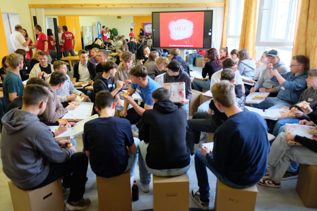 Schlammersdorf. Über 40 junge Menschen gestalteten die Zukunft ihrer Heimat beim NEW Real Talk, äußerten Wünsche wie Trampolin-Park und bessere WLAN-Verbindungen. Der Abend betonte die Bedeutung jugendlicher Interessen für die Gemeindeentwicklung.