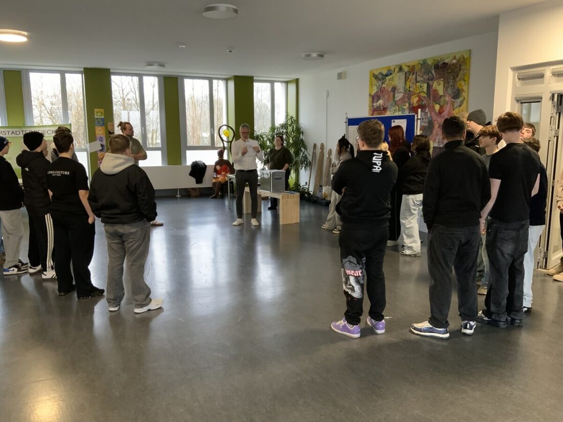 Grafenwöhr. Jugendliche beteiligen sich an der U18-Kreistagswahl im Landkreis Neustadt/WN: vier Bewerber für den Landrat, acht Listen. An der Mittelschule erklärt Arno Speiser vom Kreisjugendring Neustadt/WN die Wahlgrundsätze.