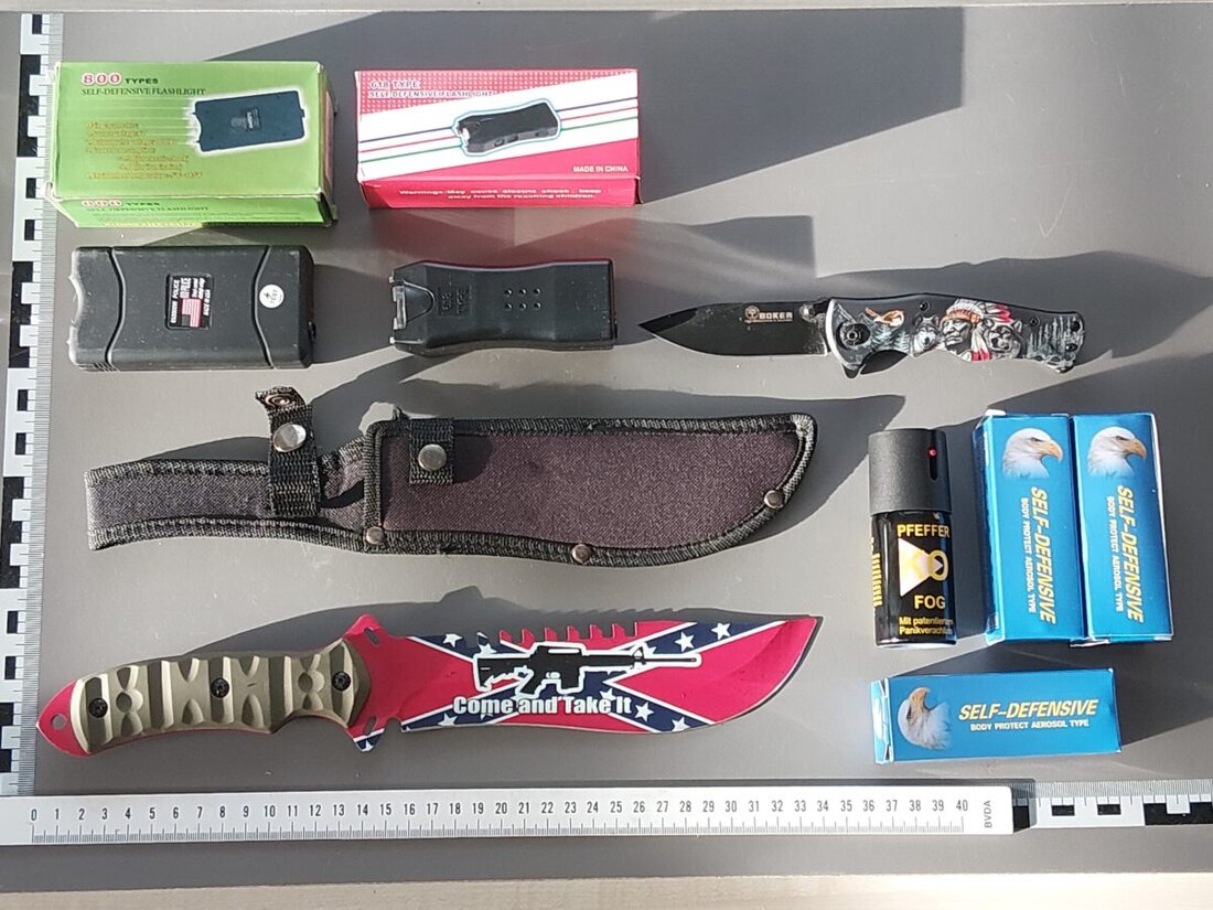 Waidhaus. Ein 15-jähriger wurde bei Grenzkontrollen gestoppt und die Bundespolizei beschlagnahmte ein Kampfmesser, zwei Elektroimpulsgeräte, drei Reizstoffsprühgeräte und ein Einhandmesser. Gegen ihn läuft ein Ermittlungsverfahren.