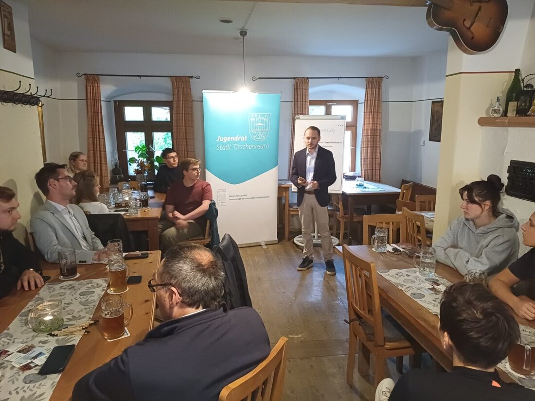 Tirschenreuth. Bei der Jugendversammlung stellte der neue Jugendbeauftragte Sebastian Wittke den Jugendrat als zentrales Werkzeug echter Beteiligung heraus. Linda Richtmann zog Bilanz, neue Schulaktionen sind geplant.