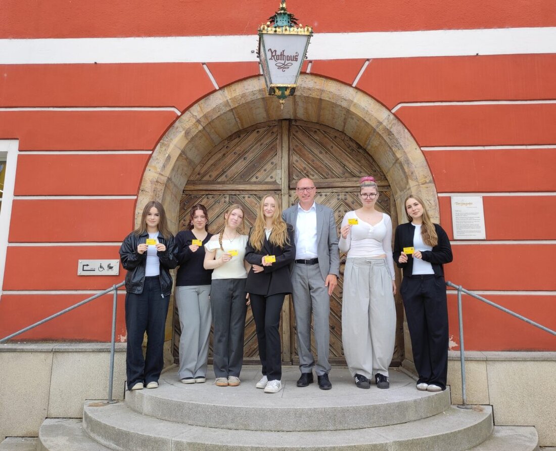 Burglengenfeld. Erster Bürgermeister Martin Antretter übergab sechs Mitgliedern der Fokusgruppe Jugend ihre Juleica. Der Ausweis bestätigt ihre Qualifikation für ehrenamtliche Jugendarbeit und gilt bis zum 30. April 2029.