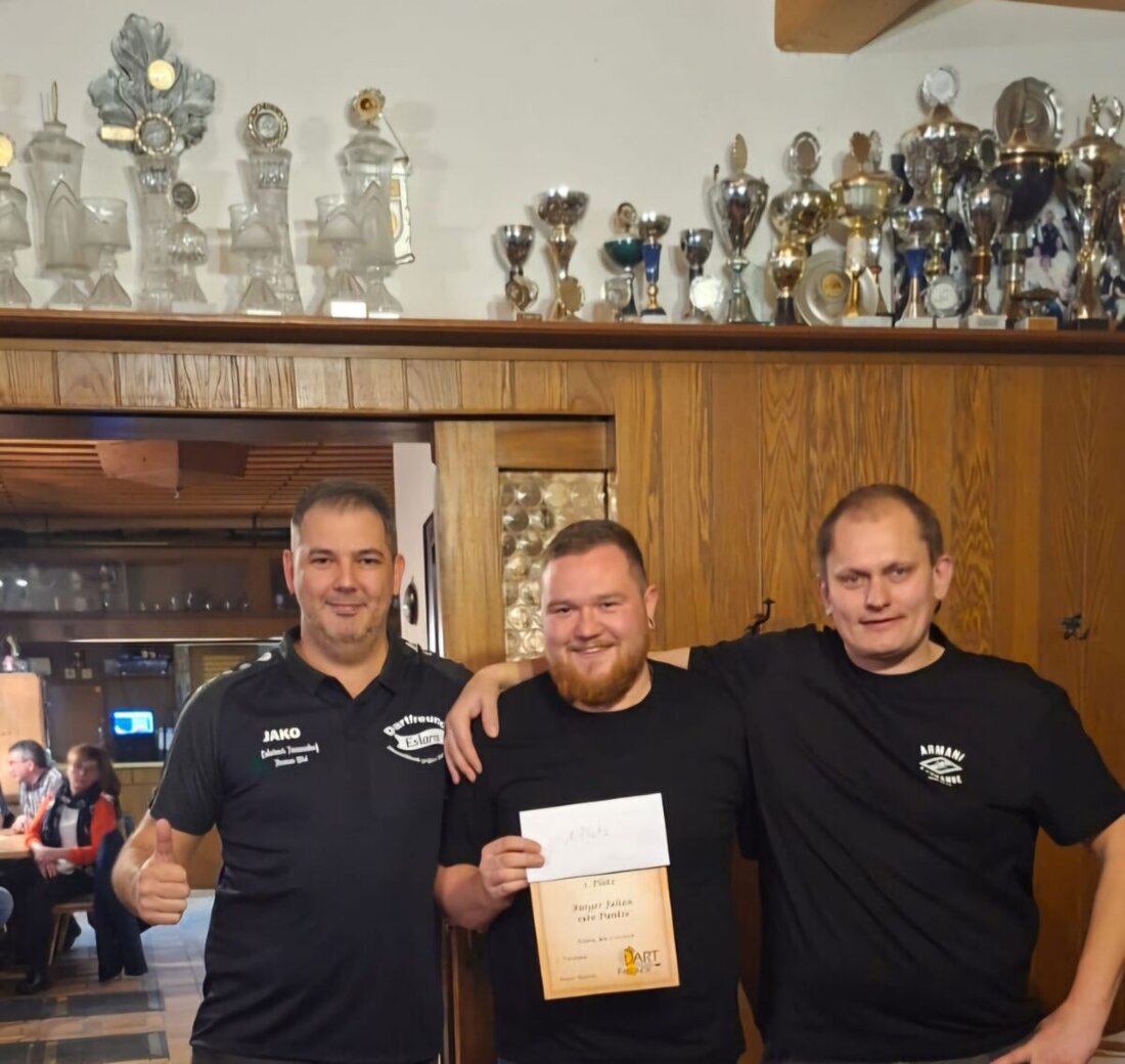 Eslarn. Im „Dart-Keller“ und im Gasthaus „Frölich“ feierten die Dartfreunde ihre Vereinsmeister: Julian Burger glänzte, starke Beteiligung und eine neue Klassenwertung prägten den Abend. Gemeinschaft und Fairness standen im Fokus.