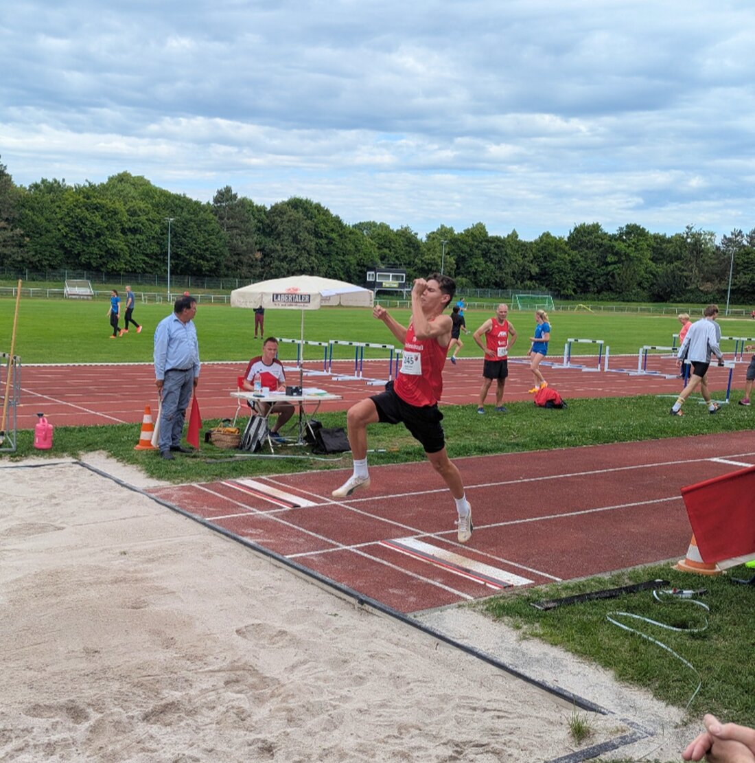 Regensburg. Julian Reindl vom TV Vohenstrauß gewann am 6. Juni 2025 bei den Oberpfalzmeisterschaften in Leichtathletik zwei Titel in den Sprungdisziplinen. Mit Sprüngen von 6,13 m im Weitsprung und 1,69 m im Hochsprung sicherte er sich souverän die Oberpfalzmeistertitel.