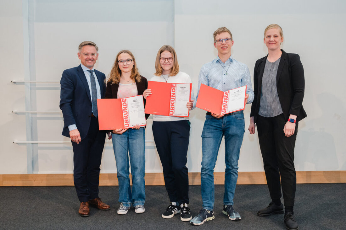 Weiden. Drei Schüler des Augustinus-Gymnasiums holen Landessieg beim Geschichtswettbewerb des Bundespräsidenten. Ehrung war am 14. Oktober im Bayerischen Landtag. Im November 2025 winkt in Berlin die Ehrung durch den Bundespräsidenten.