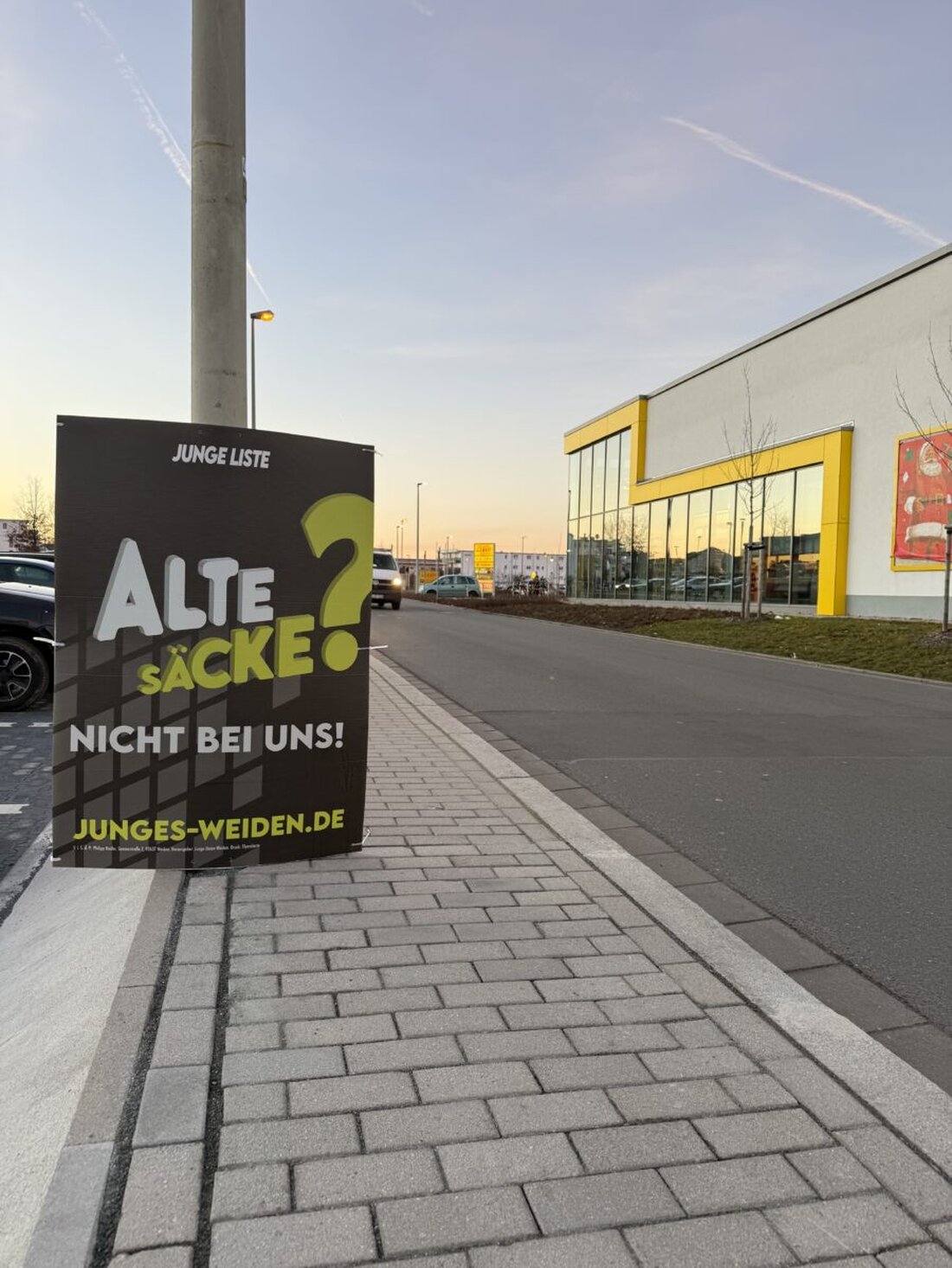 Weiden. Die Junge Liste Weiden verteidigt einen provokanten Slogan auf ihren Wahlplakaten.