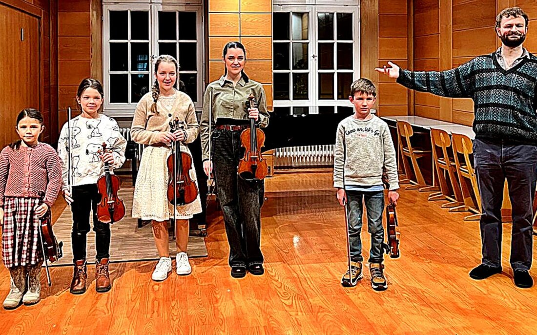 Weiden. Fünf junge Geigerinnen und Geiger der Violinklasse von Henry Cain begeistern beim Klassenabend unter dem Motto Klein aber Fein mit Musik von Beethoven, Mozart und Bach. Langer Applaus krönt den konzentrierten Abend.